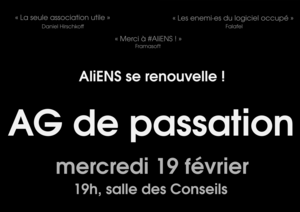 L'image est une affiche sous format paysage où est écrit en nuances de gris clairs sur noir : « AliENS se renouvelle ! », « AG de passation », « mercredi 19 février », « 19h, salle des Conseils ». De plus, 3 citations sont placées en haut en l'affiche, en parodie d'une affiche de film : « "La seule association utile », Daniel Hirschkoff », « "Merci à #AliENS !" », Framasoft », « "Les enemi·es du logiciel occupé", Falafel ».