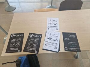 Des affiches en vrac posées sur une table.